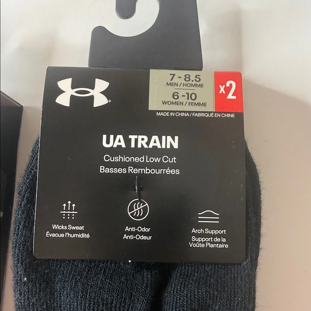 Under Armour Assortment of Socks 8 Pairs Size Medium. Black and White.